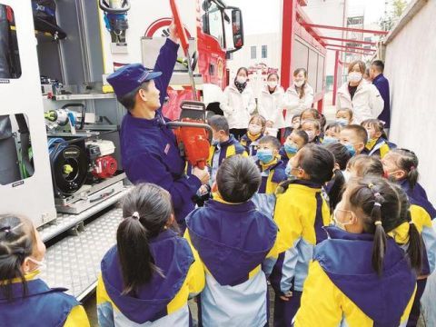 小朋友|小朋友“零距离”接触消防、体验消防