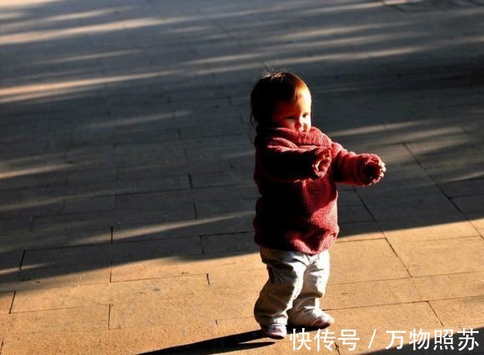 宝宝|为什么宝宝都会走路了,仍然坚持要抱抱?背后的原因让人心疼