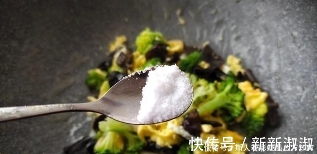 木耳炒鸡蛋|鸡蛋和这3样蔬菜一起炒,营养又低脂,入春后我家1周吃5次,太鲜了
