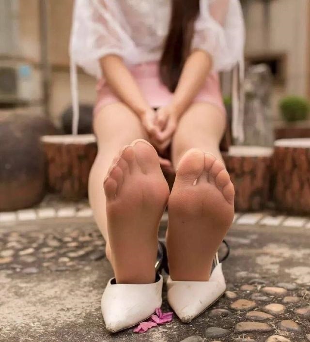 优雅 细跟单鞋让你行走加倍从容,带来舒适与唯美,绽放你的魅力