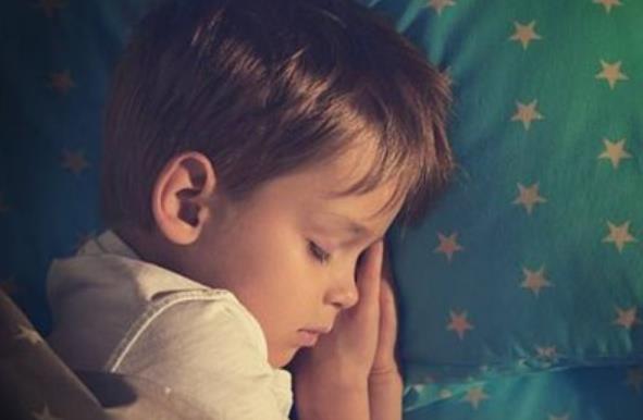 犯错|夏天到了,家长别在这3件事上犯错!不然耽误孩子长高,要知晓