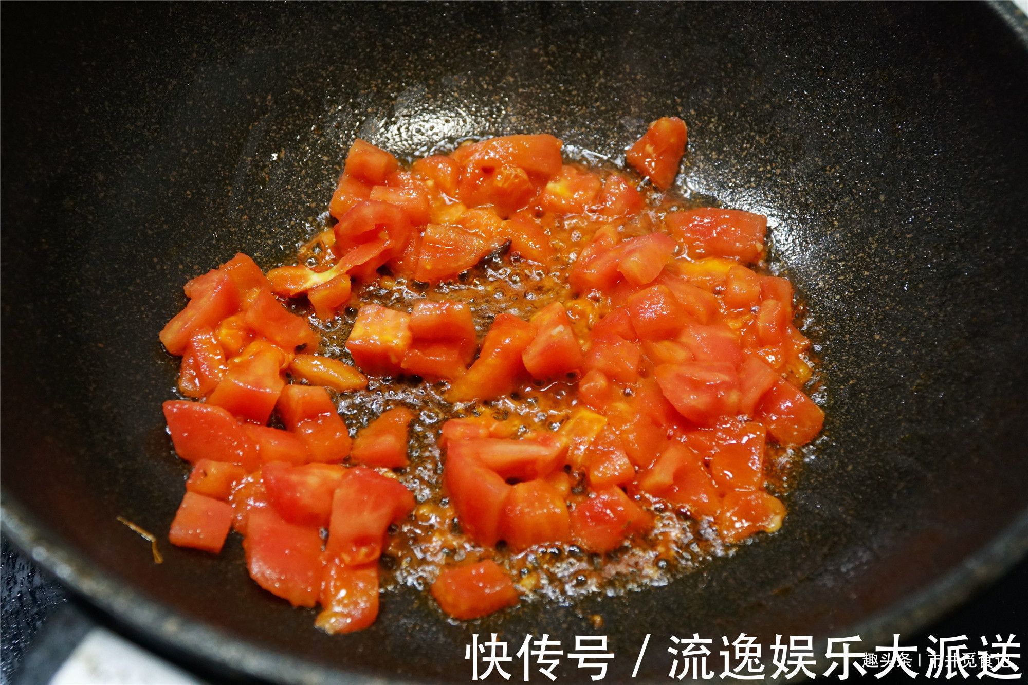 豆腐做的酸辣汤,冬天多煮给家人喝,酸辣鲜香,1碗喝完直冒汗