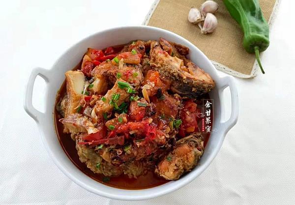 桌管|入夏后，用这食材炖鱼好开胃，咸鲜味美下饭菜，大碗上桌管够