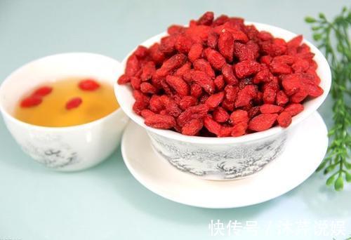 营养物质|枸杞到底是白天吃还是晚上吃,吃对比人参管用,吃错容易生病