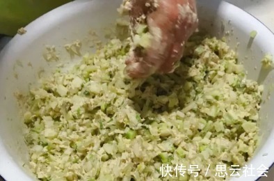 炸萝卜丸子时，面粉不可少，再加这3样，外酥里嫩，天天吃不腻