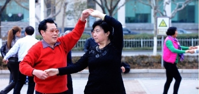 退休|跳了一年交谊舞,68岁大爷哭诉:退休金一万都不够,天天吃泡面