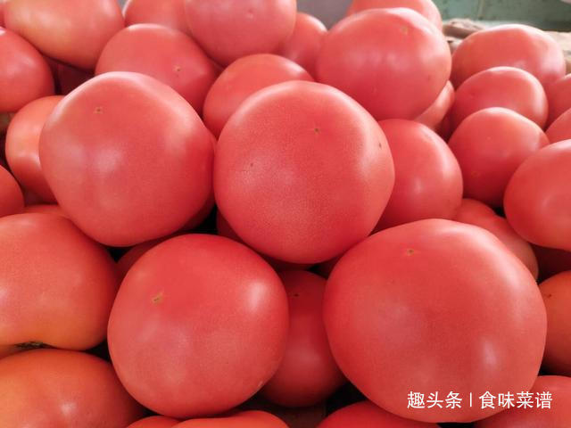 买西红柿要挑“母”的,从顶部一眼就辨出,沙甜多汁,小技巧管用