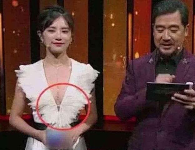 华少|主持人伊一因为太着急,上台前忘记穿内衣,一旁的张国立很淡定