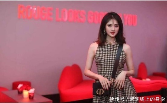 扎丸子头|华为老总小女儿，扎丸子头穿旗袍，豪横吃火锅上演辣妹