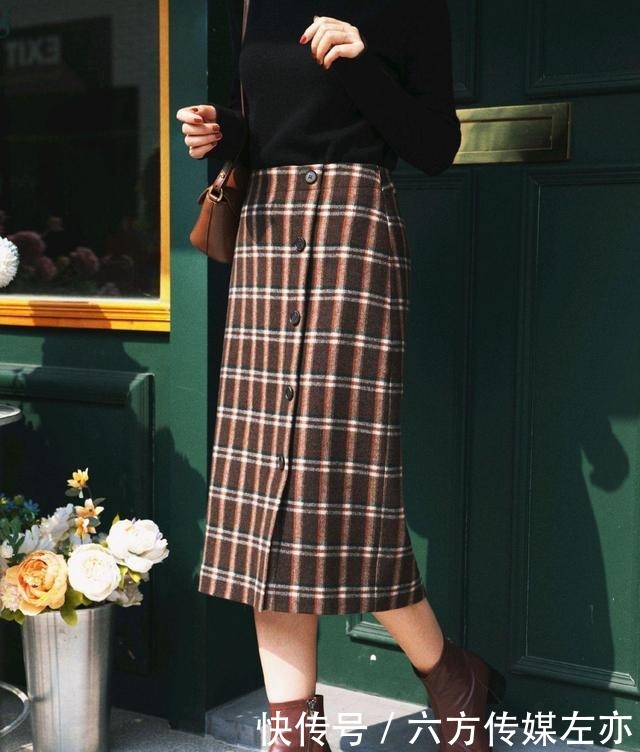 日常穿搭怎么穿才高级?没必要装嫩,简约的针织衫穿搭就很不错