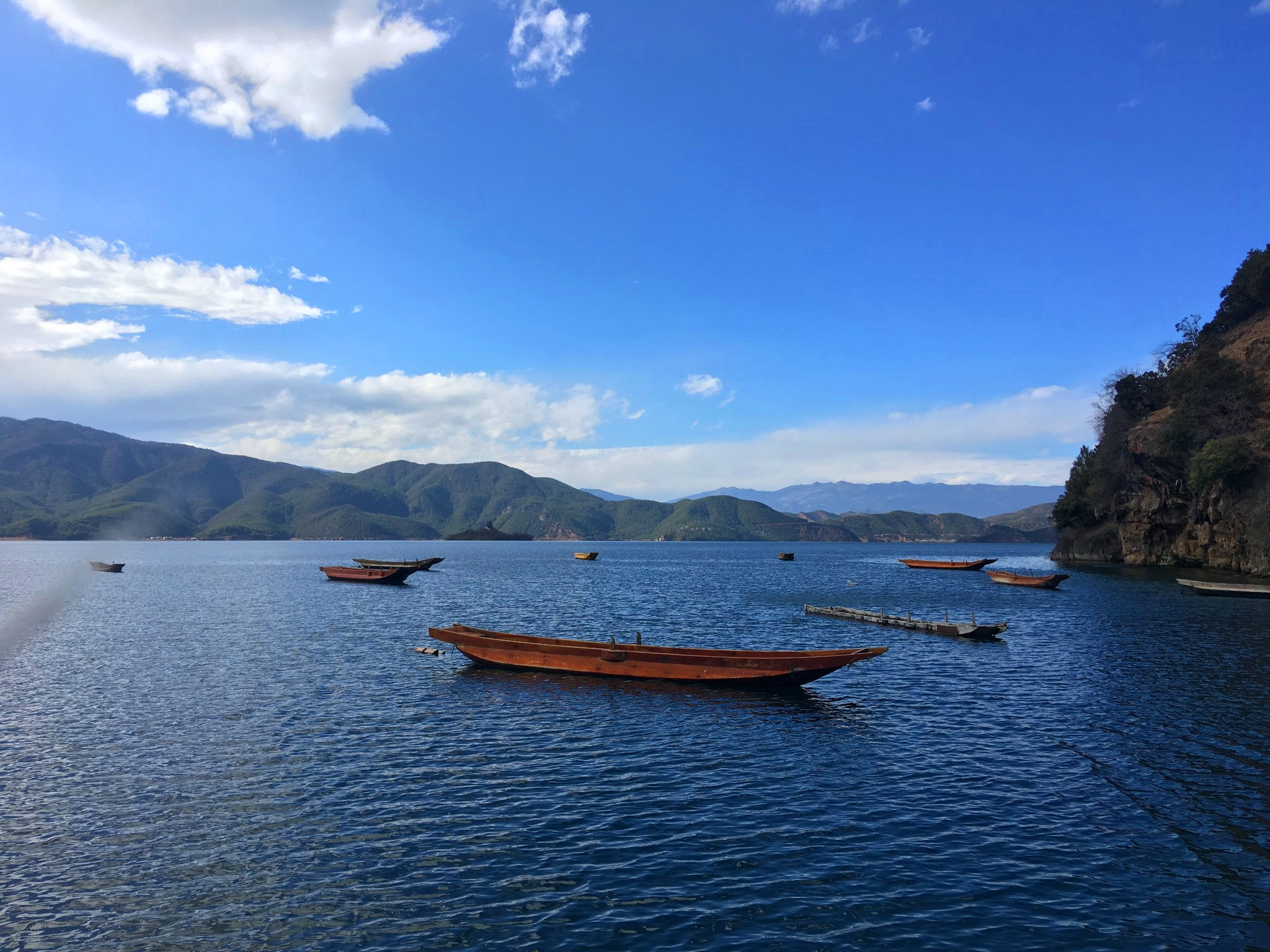 水天|胜似仙境映倒影，水天相接泸沽湖