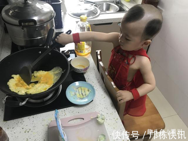 丈母娘|2岁小孩成“暖男”走红,每天给妈妈做饭,网友争相预订“女婿”