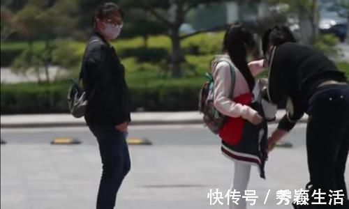 小姑娘|女孩路上来“初潮”,白裤被染红不知情,路人阿姨暖心举动大赞