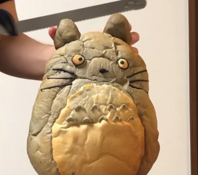 多啦日本网友制作龙猫面包切开有惊喜,网友:拜托要拿出来卖!