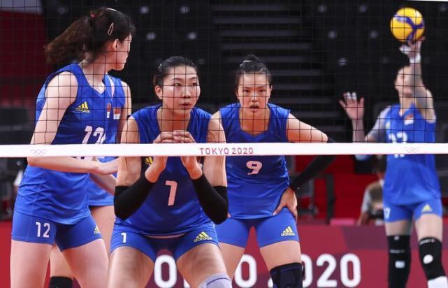 新的开始|盘点2021中国女排大事:4老将退役,郎平时代落幕,谩骂鲜花并存