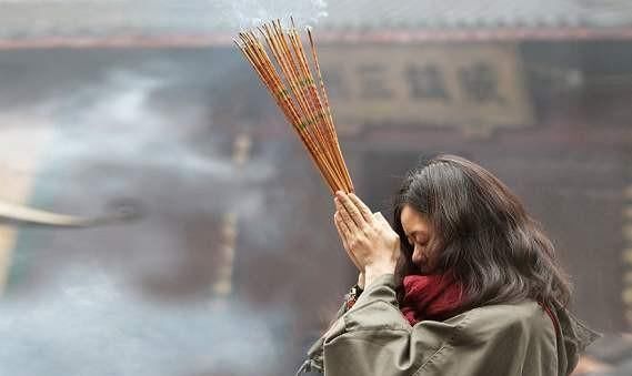  可算|为什么烧香的时候要烧三根三根香代表何意看完可算明白了