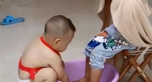 洗脚|2岁弟弟蹲地上给姐姐洗脚，下一秒姐姐的动作，网友：这二胎真惨