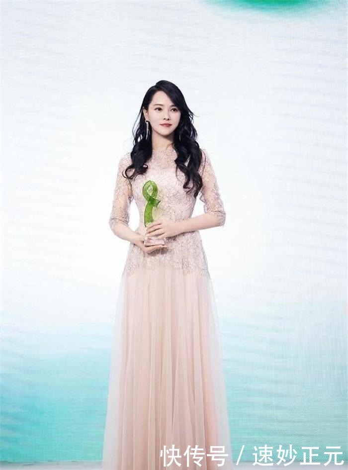 50岁左右的女人,发型不要留羊毛卷和黑长直,这些更洋气