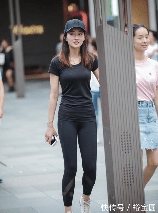 运动套装 穿纯黑的修身运动套装,黑白分明,小姐姐很吸睛!