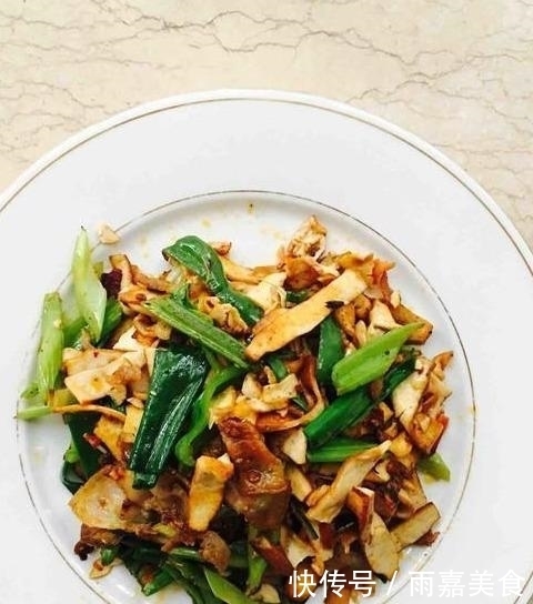 芹菜|豆干不直接炒着吃,加一把芹菜,比吃肉还香,上桌后汤汁都不剩