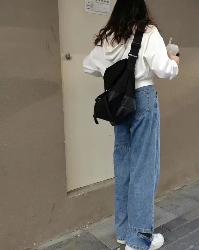 最近流行一种显高穿搭,叫“短卫衣+高腰裤”,小个子照着穿就对