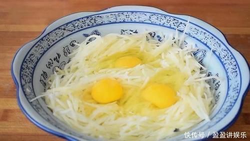 土豆丝里打3个鸡蛋,居然这么好吃,我家一周做6次,上桌就抢光