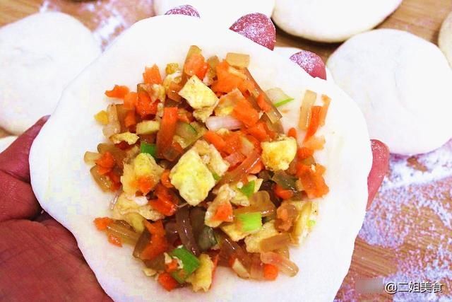 用胡萝卜和粉条做包子原来这么好吃,比白菜馅鲜,比韭菜馅还香