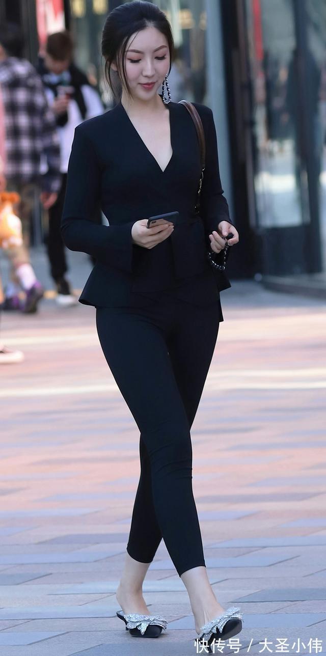 街拍|美女街拍:黑色V领长袖衫,配黑色打底裤,简约修身又温婉大气,时尚又气韵