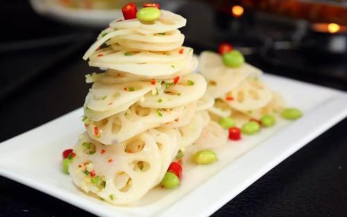 做凉拌莲藕焯水时多加一个料，莲藕不发黑，片片白净，更加脆爽