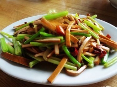 香干|女人冬天多吃“此菜”,美容养颜还不长肉,5块钱一盘3分钟上桌