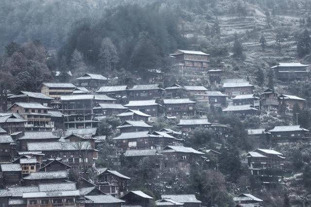 下雪后的西江千户苗寨，美成了一幅别有韵味的泼墨山水画