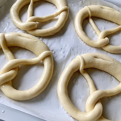 黄油|【减肥期看过来】低糖低脂碱水面包