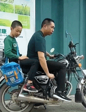 |搞笑动图:妹子:可以的话让我来替换猫咪吧!