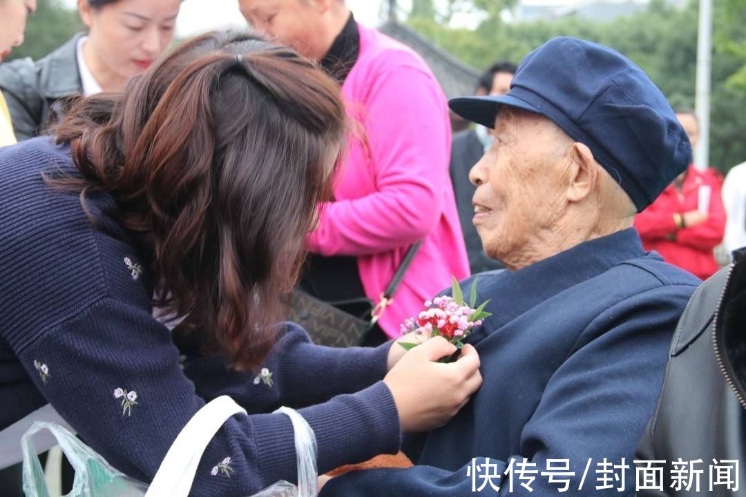 爱心餐|情暖重阳 百岁老人美美享用社区爱心餐