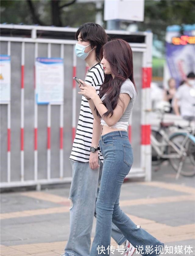 时尚 秋天的时尚美女,选择牛仔裤逛街,总要搭配出一点特别的味道!