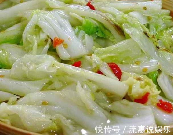 炒大白菜时，千万别直接下油锅，多加这一步，口感脆嫩，更加开胃