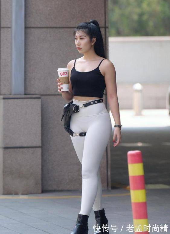 a8856 打底裤搭配黑色上衣,显瘦又个性,越看越时尚,你觉得怎么样?