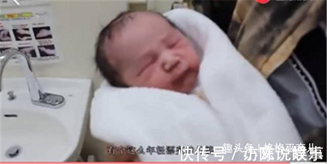 颜值|外婆第一次抱外孙,医生却被外婆颜值吸引,网友真的是外婆吗