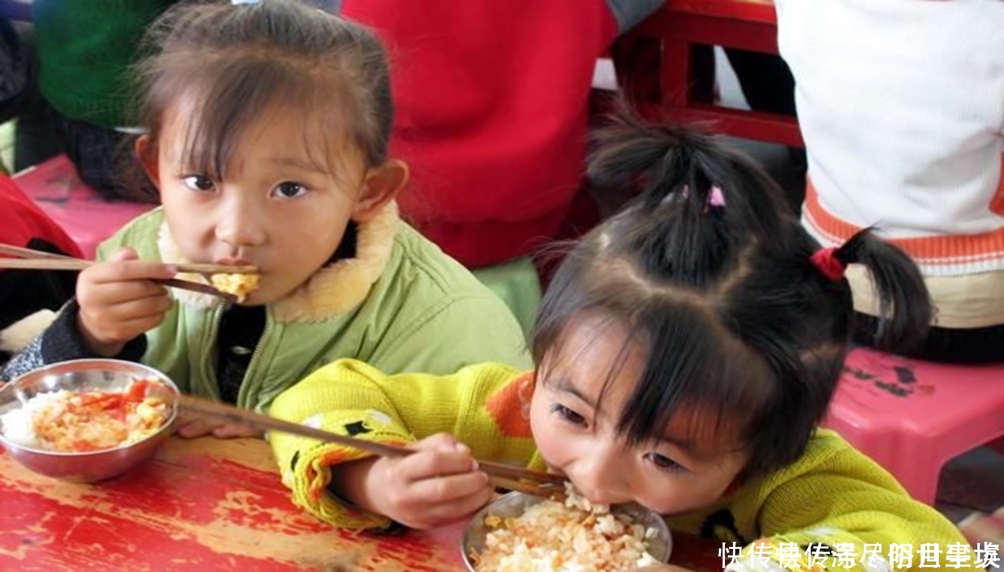 小美|为啥多数孩子觉得“幼儿园饭菜香”?看透这些,妈妈就不难受了