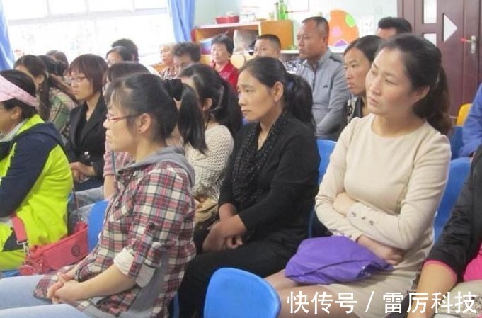 宝妈|学校开家长会,宝妈穿工作服参会却被其他家长说:来错地方了吧?