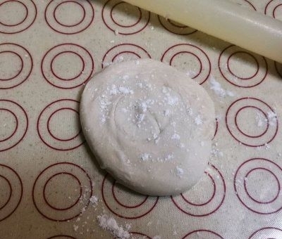 这手抓饼做「烤肠毛毛虫」连吃3天了!明天还想吃