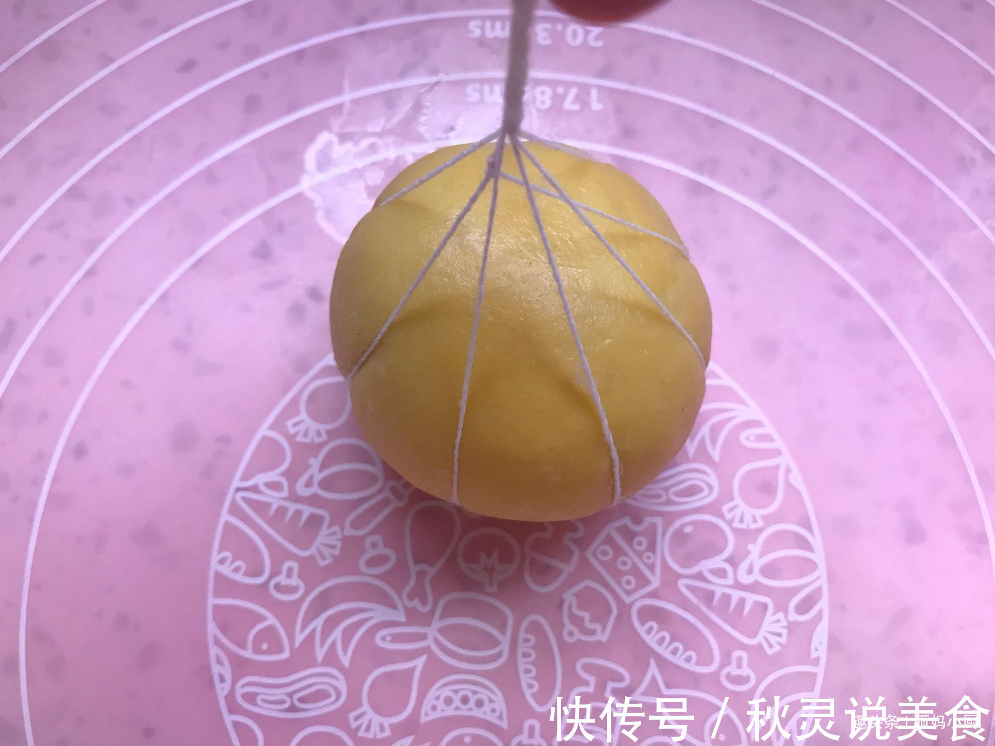 南瓜别煮粥了，加点面粉做此物，色泽金黄又营养，大小朋友都爱吃