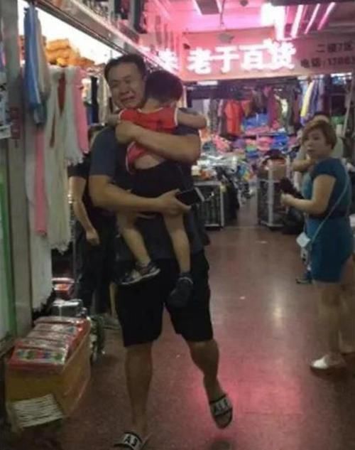 父母|一位爸爸在商场里抱着孩子边走边哭,路人自觉为他让路