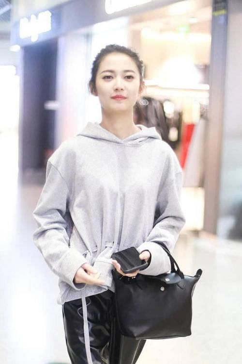 卫衣|女明星穿搭太绝了！穿卫衣扎丸子头甜美少女，休闲范十足