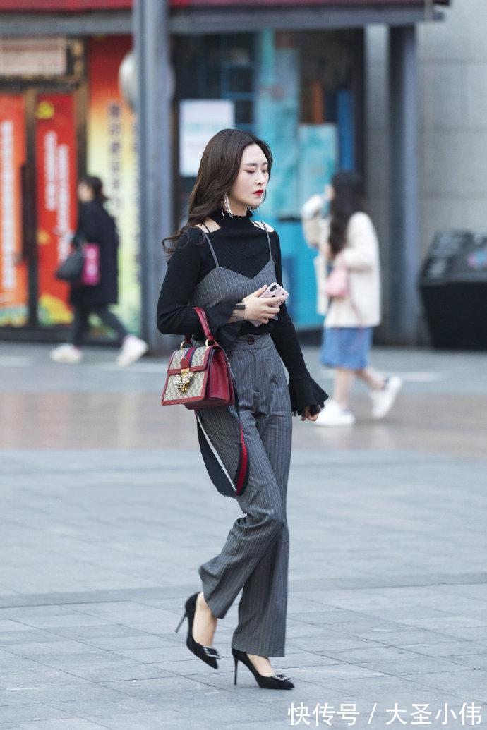 高跟凉鞋|美女街拍:淡绿色的修身连衣裙,让小姐姐看起来非常迷人,优雅又有魅力