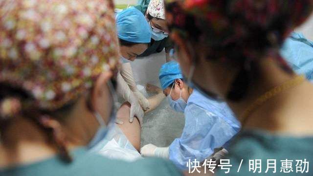 丹妮|国外孕妇都在用的“水中分娩”,真的适合中国产妇吗?看完秒懂