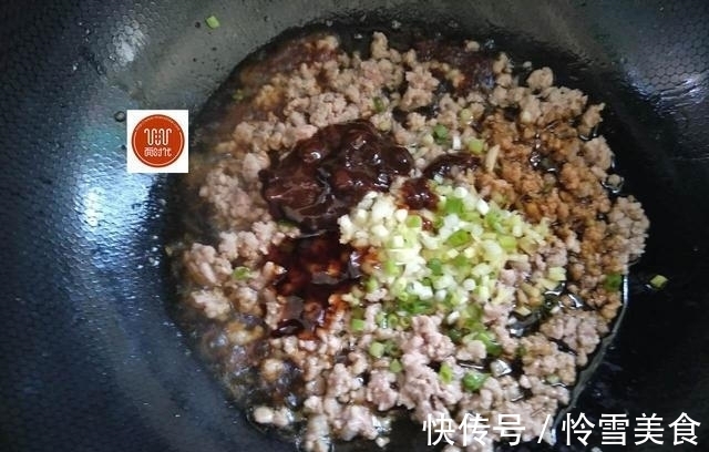 茄子|茄子最简单的做法，不炸不炒，儿子吃了2碗饭还要吃，实在太下饭