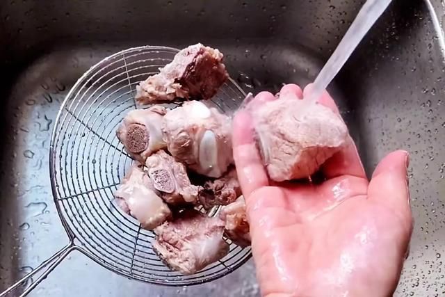 排骨|夏季，经常熬夜要多喝这汤，3样食材简单一煲，汤鲜味美，还下火