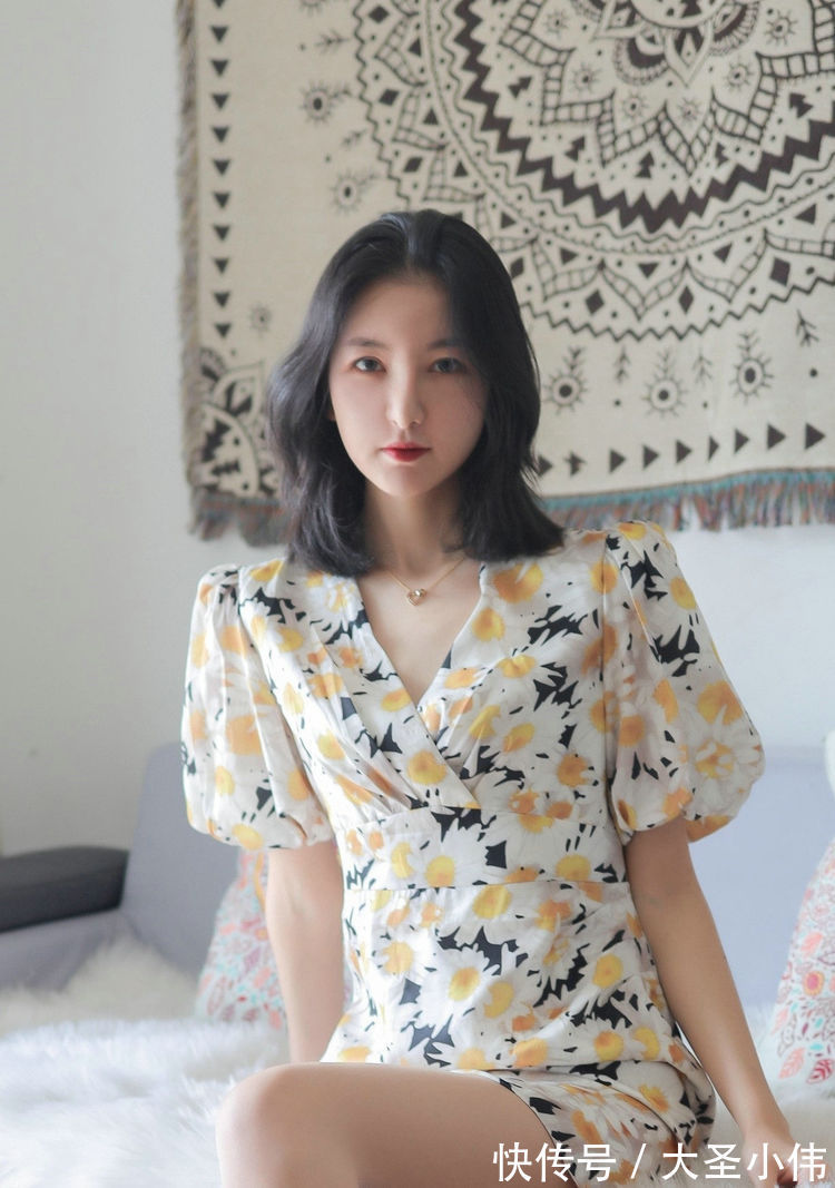 高跟鞋|美女街拍:小姐姐身穿的礼服很吸睛时尚,作为日常的通勤穿搭,绝对漂亮动人