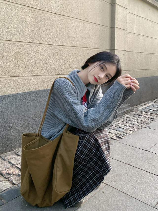 上身 秋冬季节想要穿出氛围感,红色毛衣搭配牛仔裤,高级又显气质